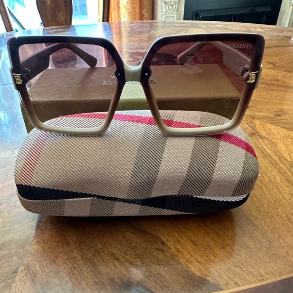 Burberry woman sunglasses - Picture 1 of 4